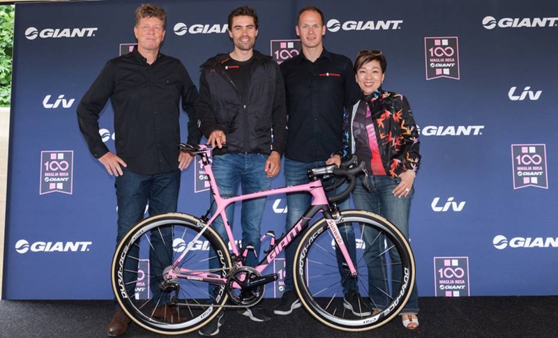 GIANT与百届环意总冠军迪穆兰一起庆祝 GIANT与百届环意总冠军迪穆兰一起庆祝