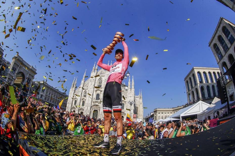 GIANT与百届环意总冠军迪穆兰一起庆祝 GIANT与百届环意总冠军迪穆兰一起庆祝