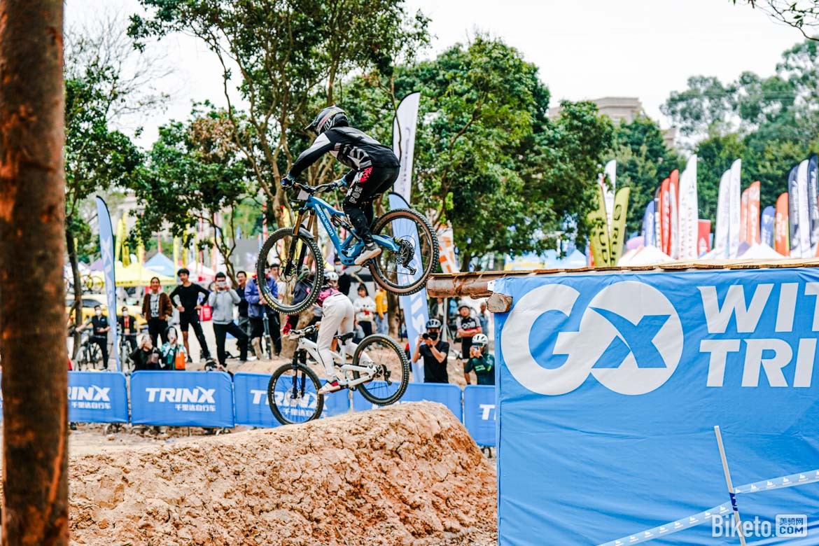 兩輪車迷節(jié)千里達(dá)山地車雙人競速賽