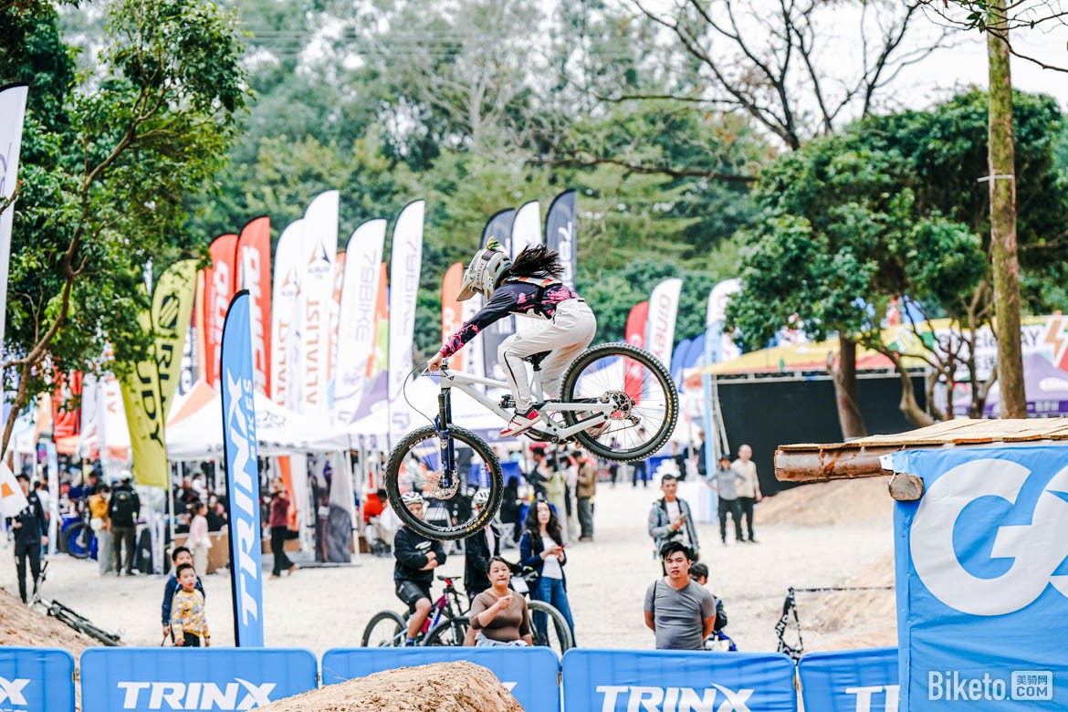 兩輪車迷節(jié)千里達(dá)山地車雙人競速賽