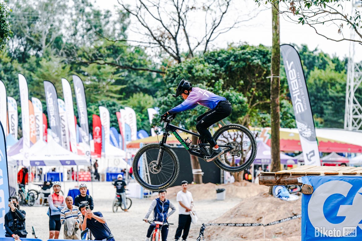 兩輪車迷節(jié)千里達(dá)山地車雙人競速賽