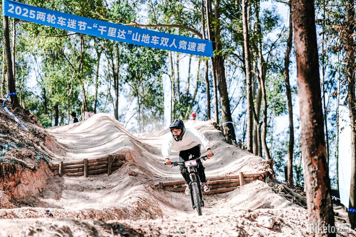 兩輪車迷節(jié)千里達(dá)山地車雙人競速賽