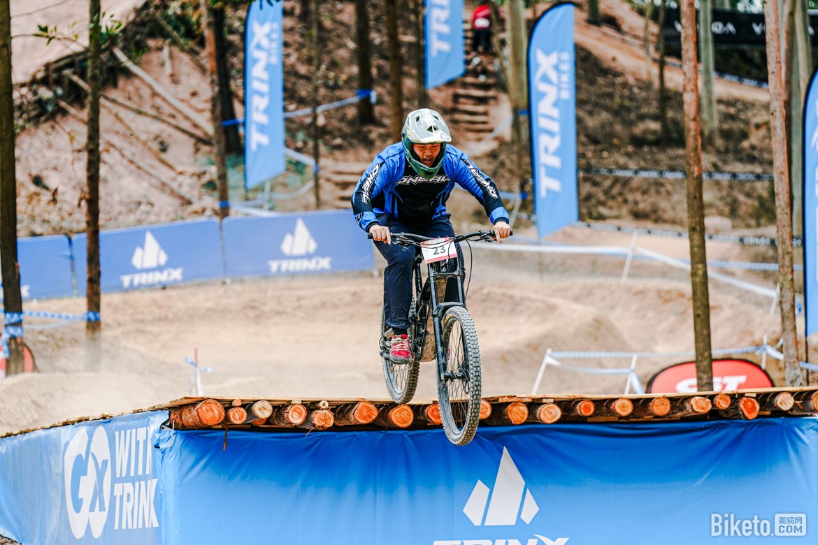 兩輪車迷節(jié)千里達(dá)山地車雙人競速賽