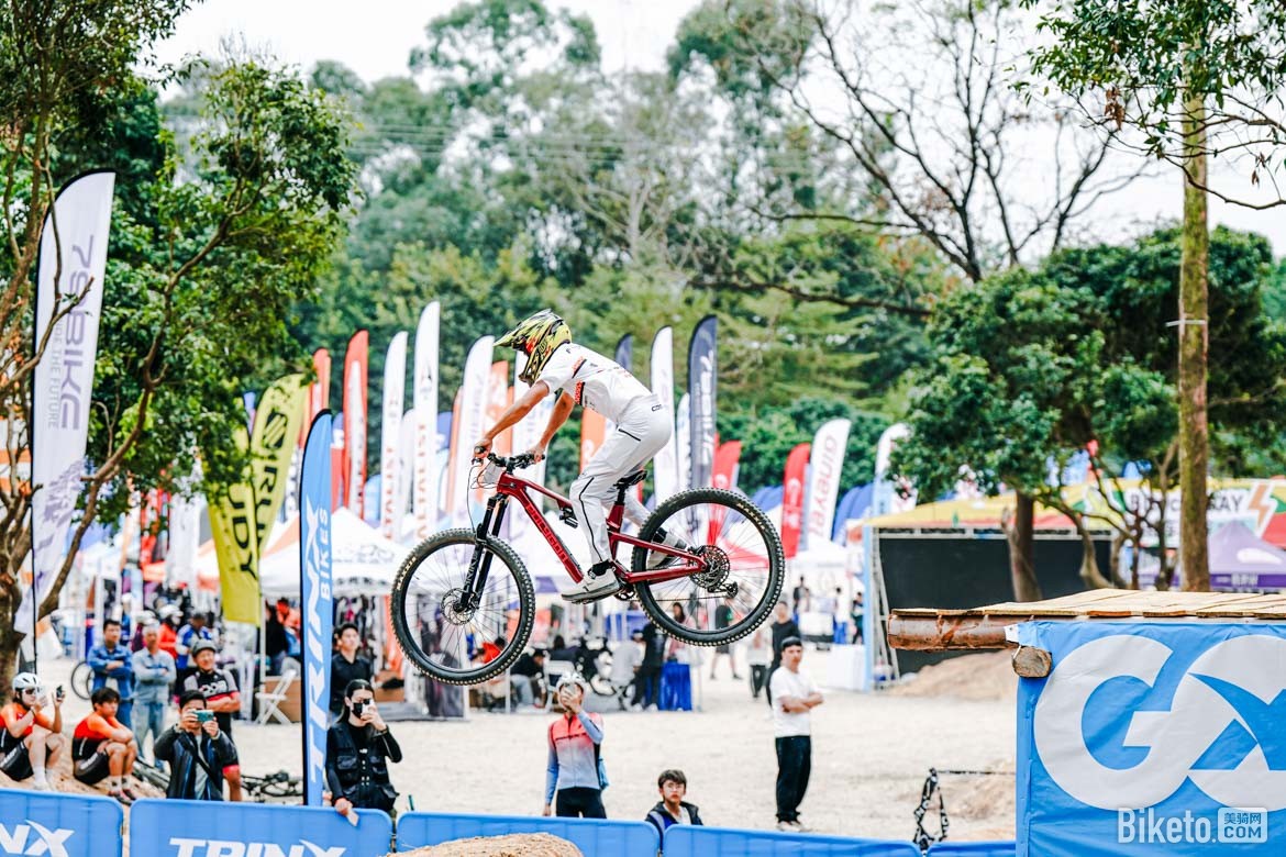 兩輪車迷節(jié)千里達(dá)山地車雙人競速賽