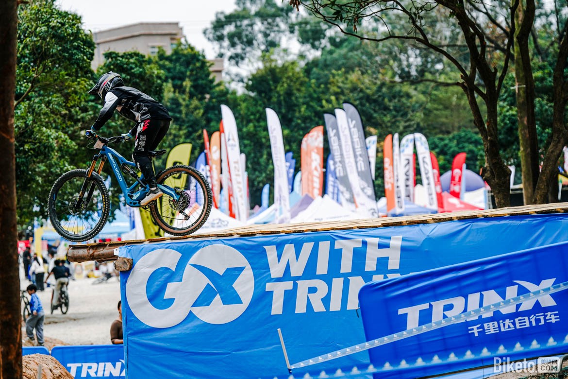 兩輪車迷節(jié)千里達(dá)山地車雙人競速賽