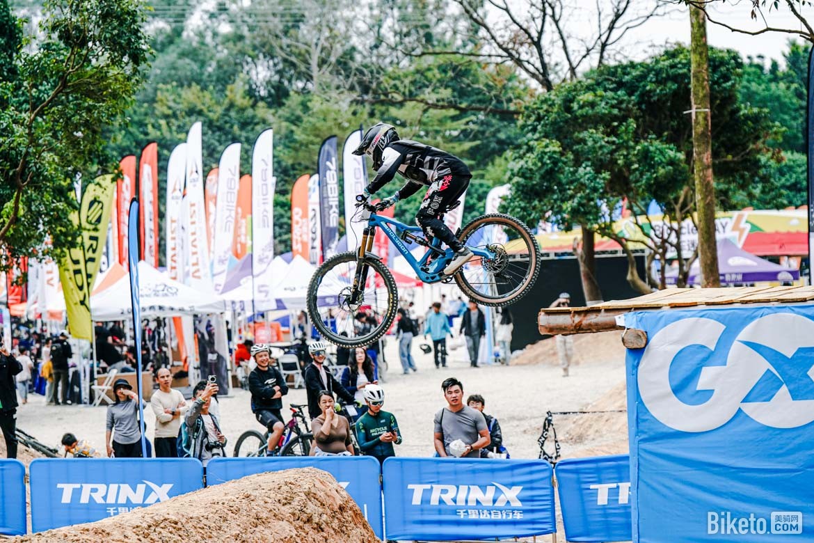 兩輪車迷節(jié)千里達(dá)山地車雙人競速賽