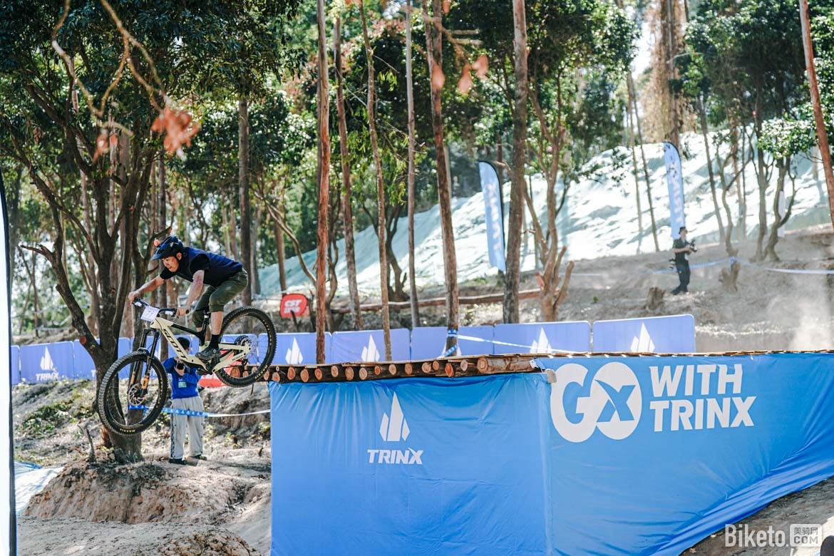 兩輪車迷節(jié)千里達(dá)山地車雙人競速賽