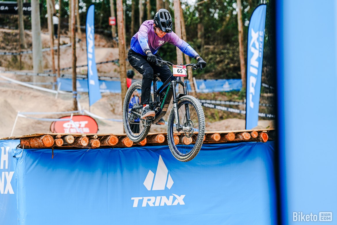 兩輪車迷節(jié)千里達(dá)山地車雙人競速賽