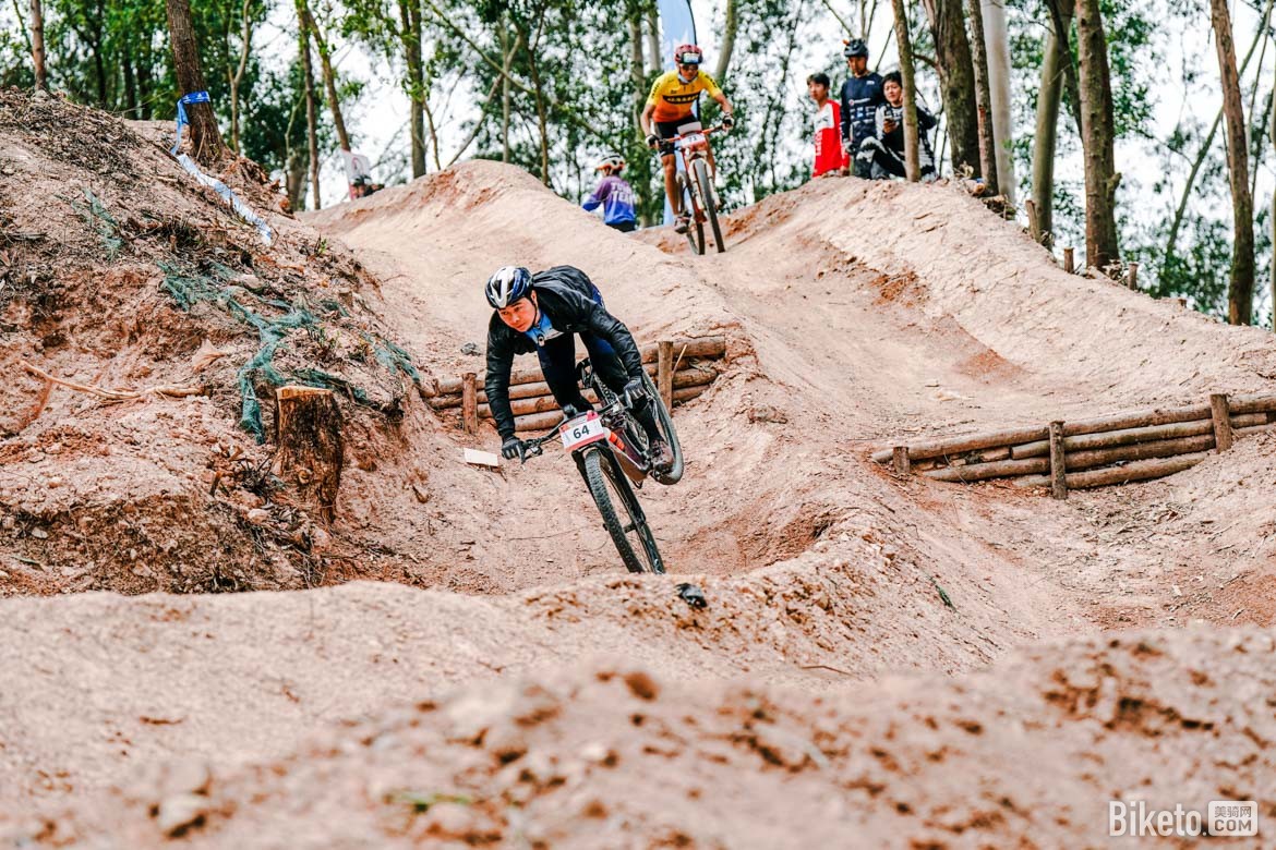 兩輪車迷節(jié)千里達(dá)山地車雙人競速賽