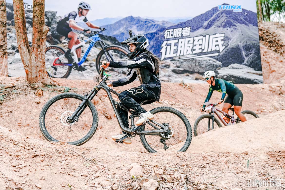 兩輪車迷節(jié)千里達(dá)山地車雙人競速賽