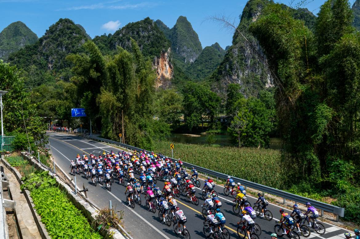 2026库迪咖啡-环广西公路自行车世界巡回赛(以下简称“2026库迪咖啡-环广西世巡赛“)迎来第四赛段:巴马-凤山-天峨赛段