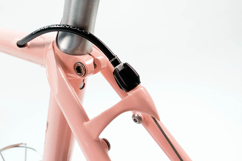 ����������ķۺ�ɫŮ�����г�