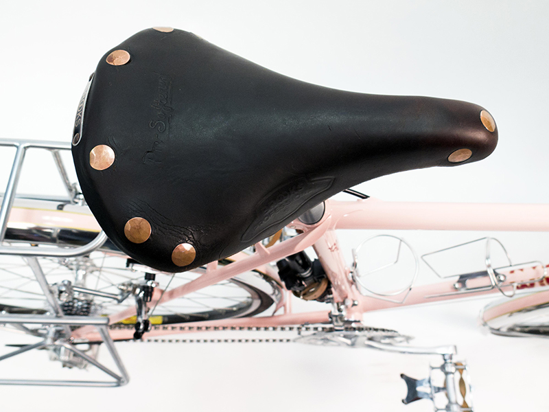 ����������ķۺ�ɫŮ�����г�