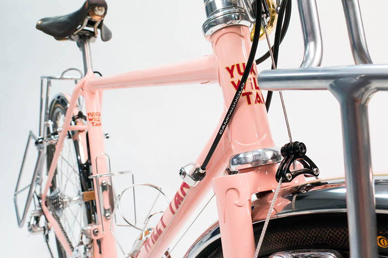 ����������ķۺ�ɫŮ�����г�