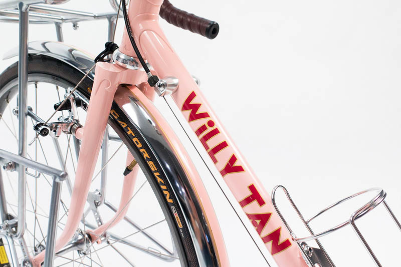 ����������ķۺ�ɫŮ�����г�