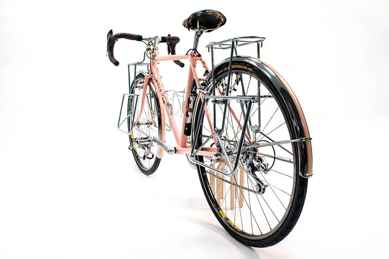 ����������ķۺ�ɫŮ�����г�