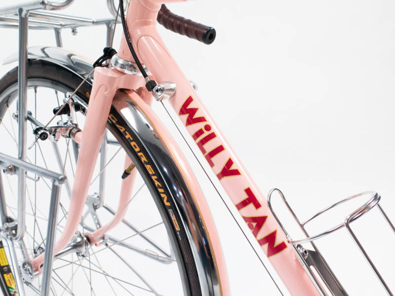 ����������ķۺ�ɫŮ�����г�