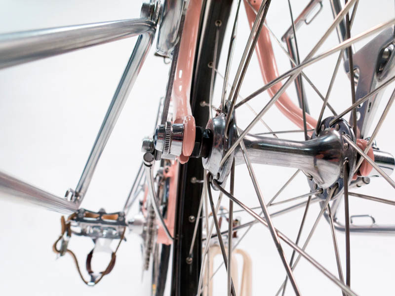 ����������ķۺ�ɫŮ�����г�