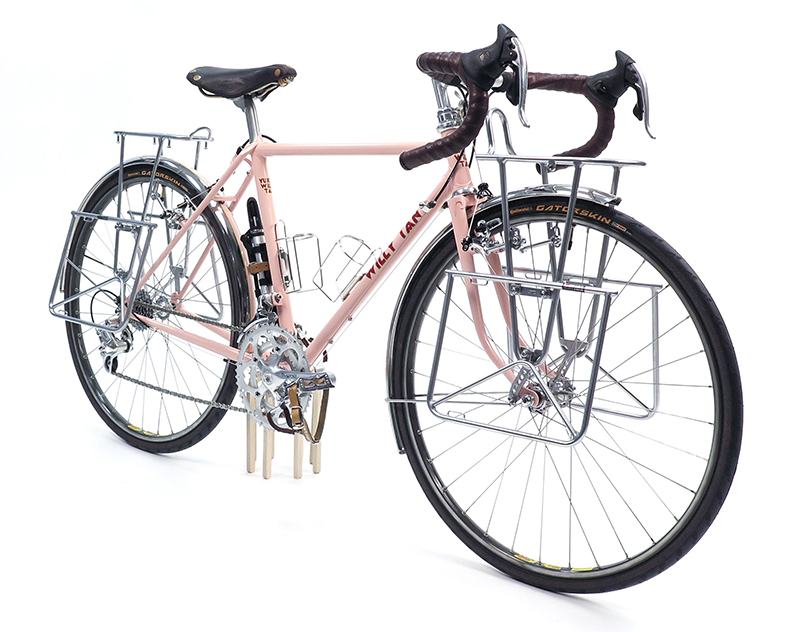 ����������ķۺ�ɫŮ�����г�