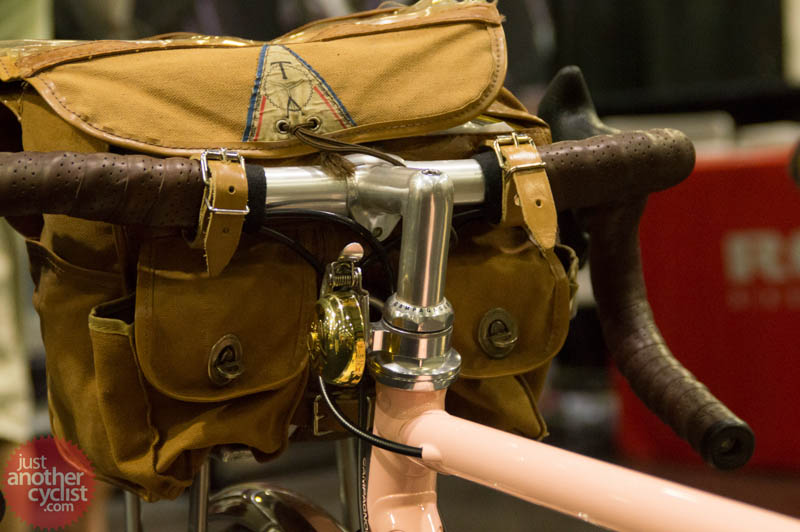 ����������ķۺ�ɫŮ�����г�