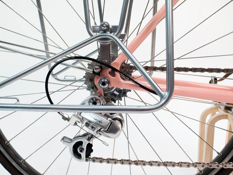 ����������ķۺ�ɫŮ�����г�