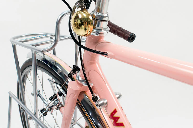 ����������ķۺ�ɫŮ�����г�