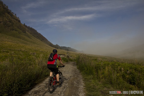 印尼婆罗摩火山骑行之旅