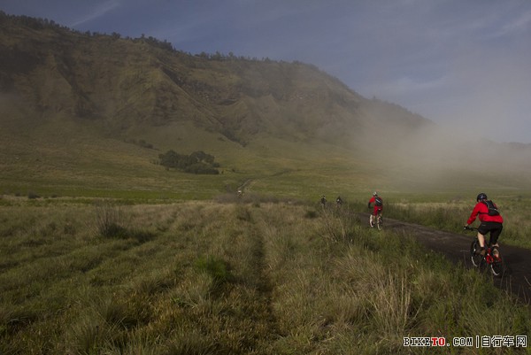 印尼婆罗摩火山骑行之旅
