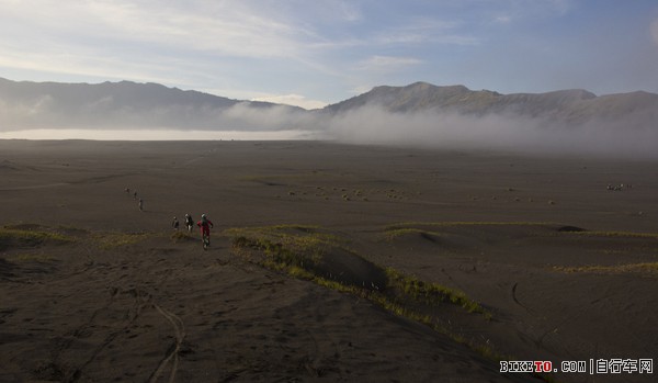 印尼婆罗摩火山骑行之旅