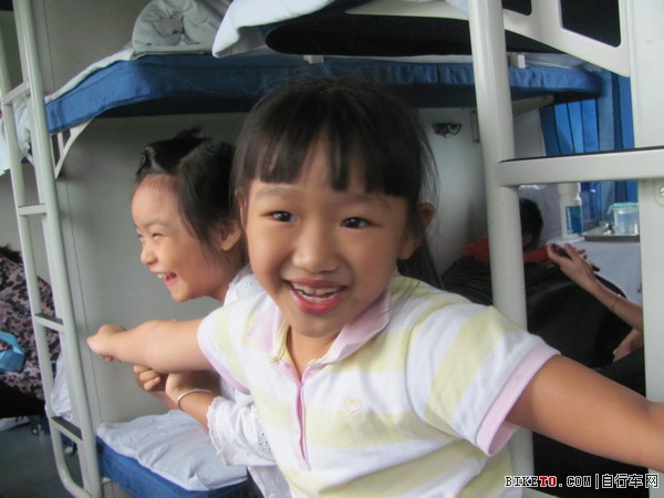 7.10火车上的两个小女孩_nEO_IMG.jpg