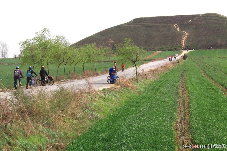 20120402_0152巨大的汉哀帝义陵封土.jpg 20120402_0152巨大的汉哀帝义陵封土.jpg