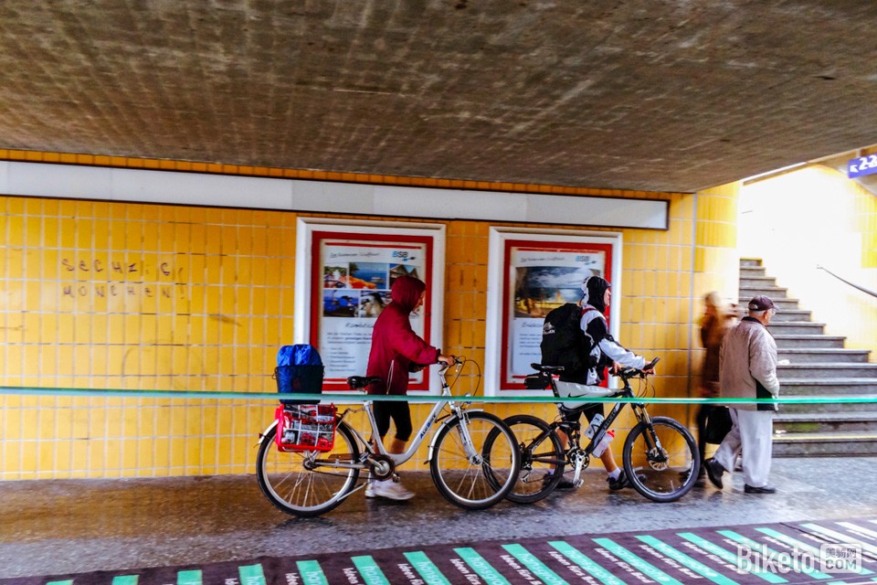 自行车是当地常用的交通工具 自行车是当地常用的交通工具