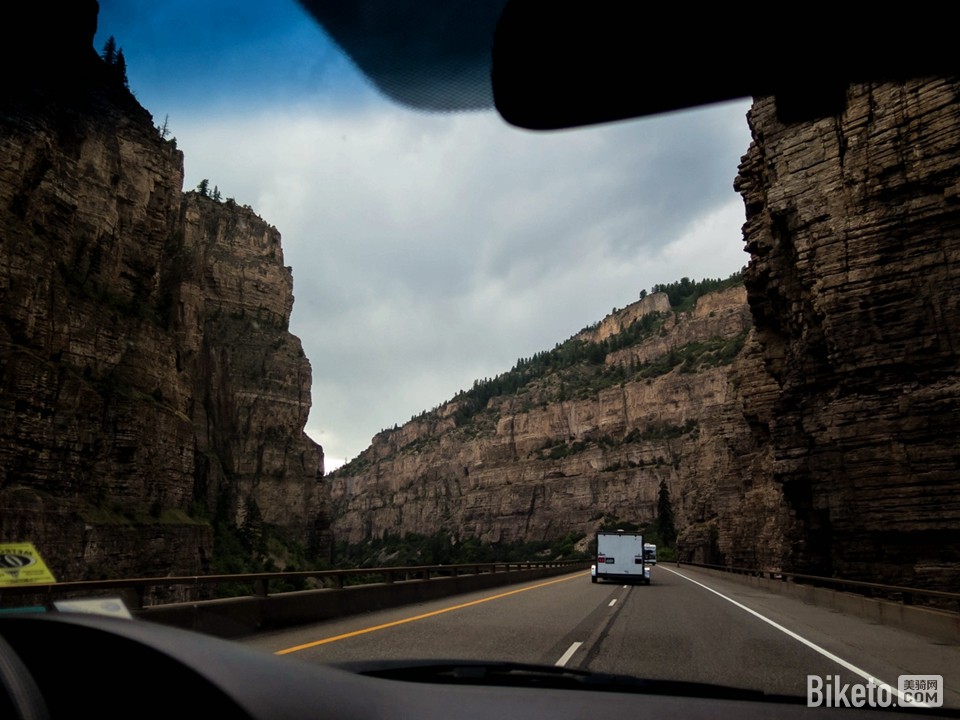开车穿越峡谷 开车穿越峡谷