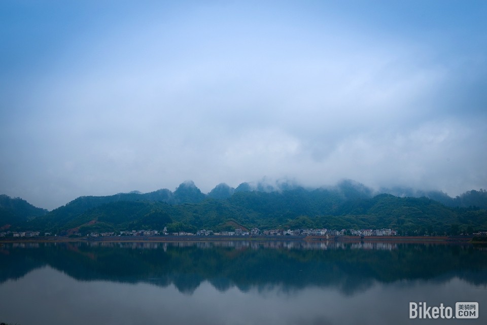 如镜的湖面 如镜的湖面