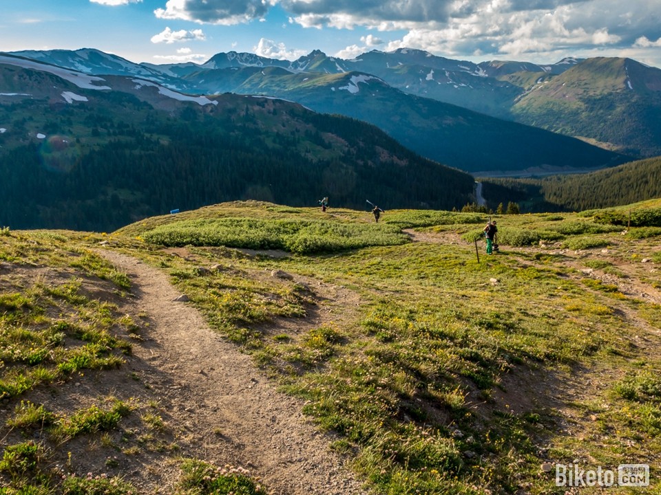 公路旁边的越野小径 公路旁边的越野小径