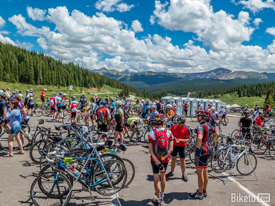 在补给点休息的车友 在补给点休息的车友