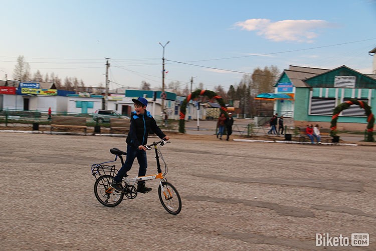 骑行是当地孩子最喜欢的运动之一 骑行是当地孩子最喜欢的运动之一