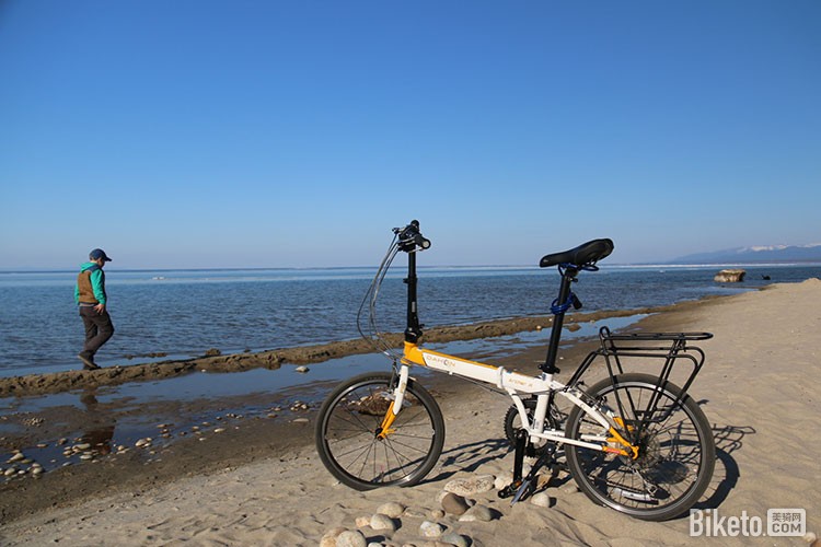 湖边玩耍的儿童 湖边玩耍的儿童