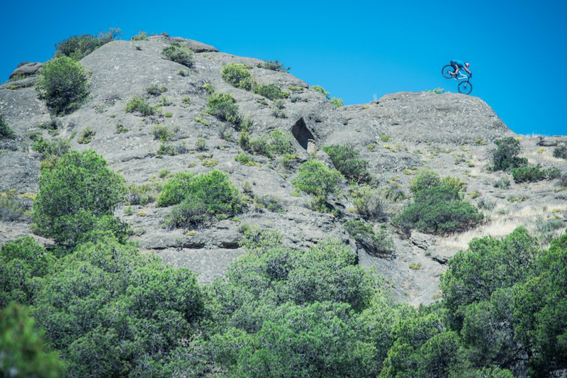 看得腿软 西班牙车手挑战100米高的悬崖栈道 看得腿软 西班牙车手挑战100米高的悬崖栈道