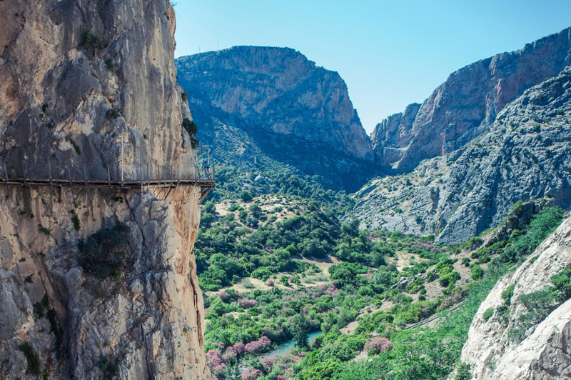 看得腿软 西班牙车手挑战100米高的悬崖栈道 看得腿软 西班牙车手挑战100米高的悬崖栈道