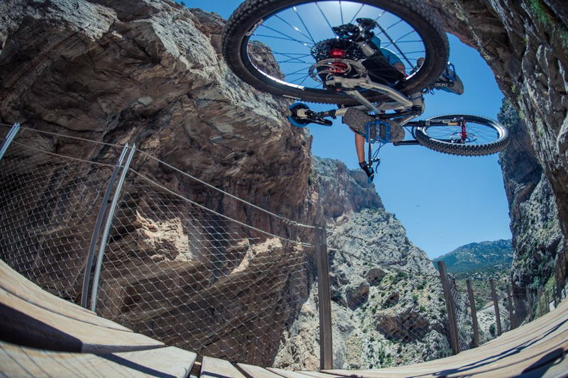 看得腿软 西班牙车手挑战100米高的悬崖栈道 看得腿软 西班牙车手挑战100米高的悬崖栈道