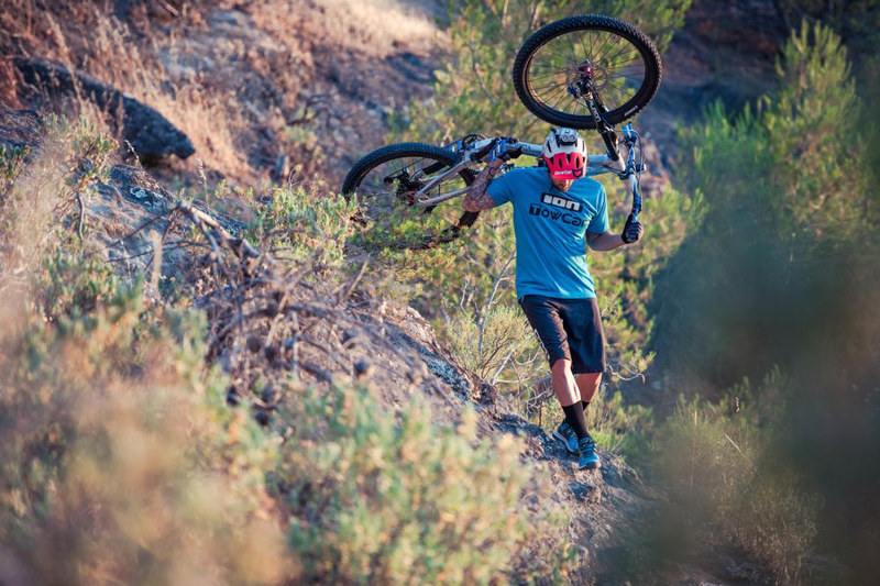 看得腿软 西班牙车手挑战100米高的悬崖栈道 看得腿软 西班牙车手挑战100米高的悬崖栈道