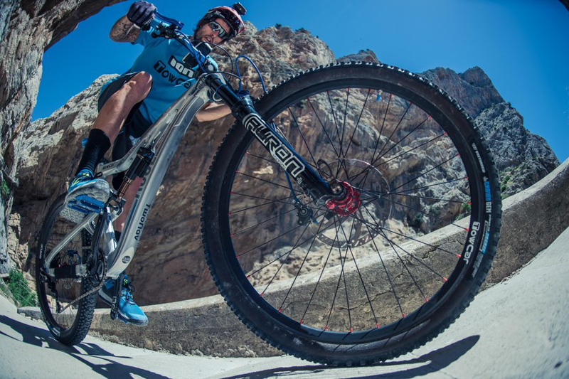 看得腿软 西班牙车手挑战100米高的悬崖栈道 看得腿软 西班牙车手挑战100米高的悬崖栈道