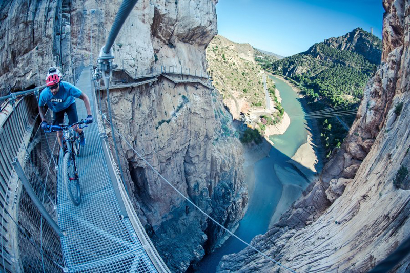 看得腿软 西班牙车手挑战100米高的悬崖栈道 看得腿软 西班牙车手挑战100米高的悬崖栈道