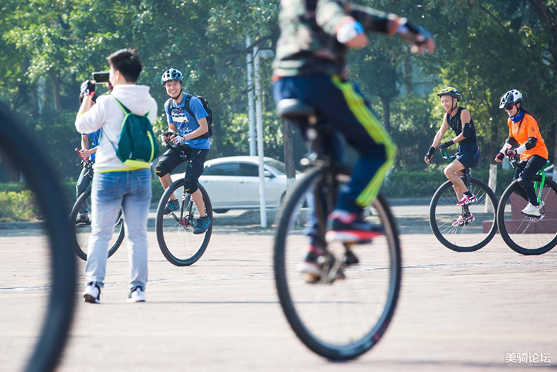 练习独轮车的爱好者 练习独轮车的爱好者