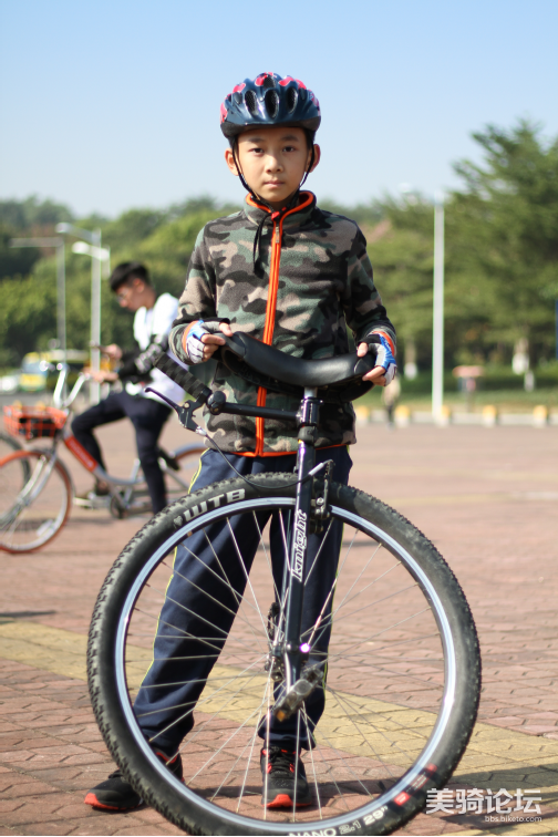 喜爱独轮车的孩子 喜爱独轮车的孩子