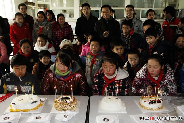 西安交大骑行天下俱乐部白鹿原儿童村赠爱心公