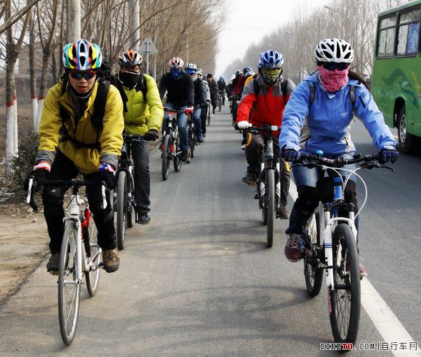 西安交大骑行天下俱乐部白鹿原儿童村赠爱心公