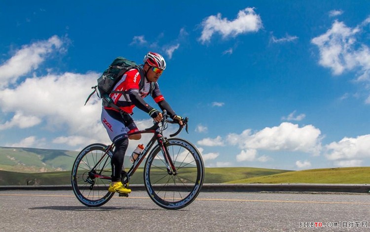 长大后我们奋力拼搏车轮不断向前,老了以后我们骑上单车享受人生从容