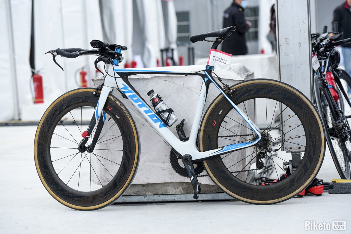 zipp家族中气动最优秀的高框轮组zipp 808▲铁三玩家的avenger▲骑车